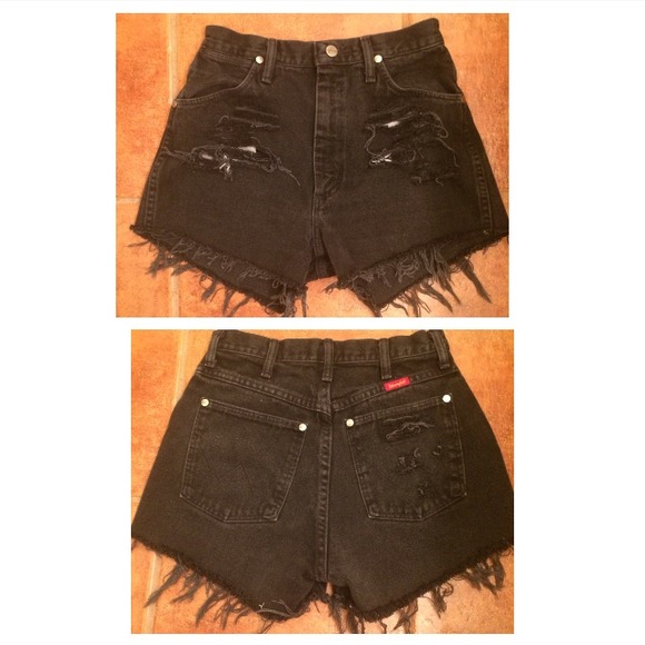 🚫Sold bundle Black Distressed High waisted shorts - Picture 2 of 4