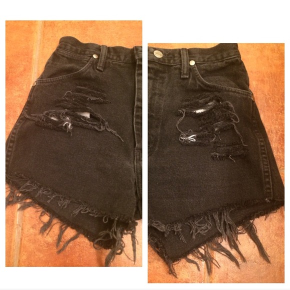 🚫Sold bundle Black Distressed High waisted shorts - Picture 3 of 4