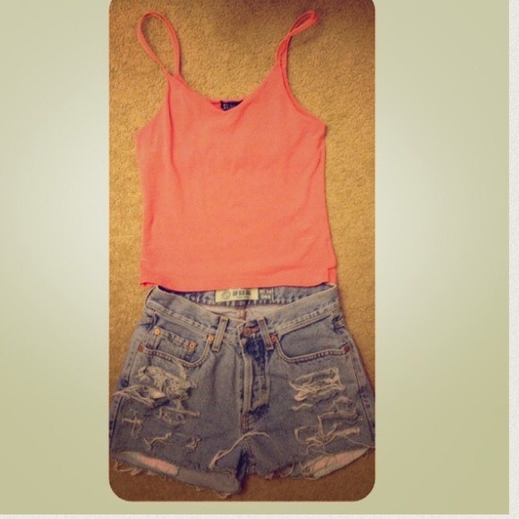 ❌Sold Highwaisted Distressed shorts - Picture 3 of 4
