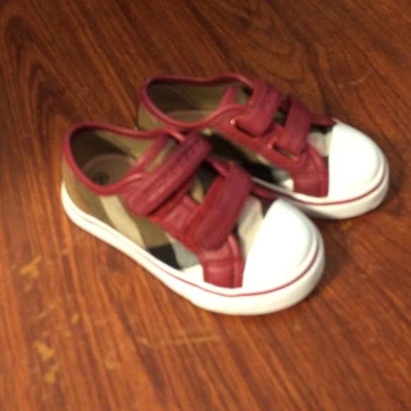 TODDLER  BURBERRY SNEAKS SIZE 24