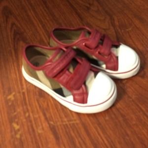 TODDLER  BURBERRY SNEAKS SIZE 24