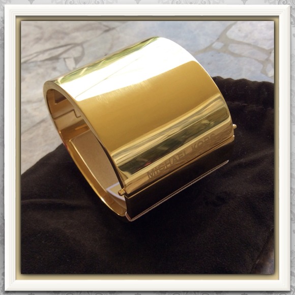 💝MICHAEL KORS GOLD TONE LARGE BANGLE BRACELET💝 - Picture 2 of 4