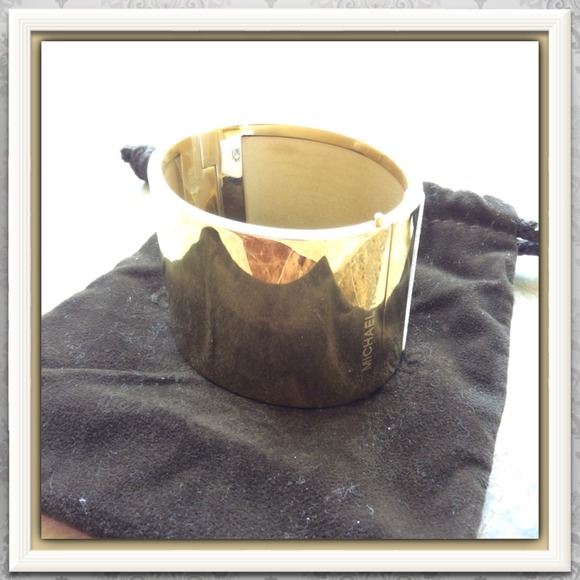 💝MICHAEL KORS GOLD TONE LARGE BANGLE BRACELET💝 - Picture 3 of 4