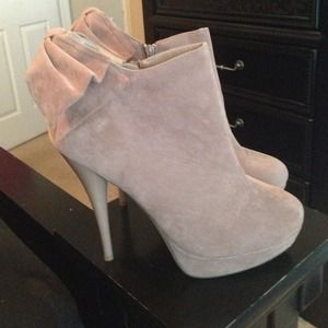 Suede ankle boots with bow