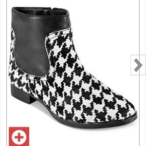 SHELLY LONDON houndstooth ankle booties size 6
