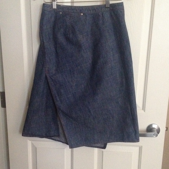 Twist-slit denim skirt