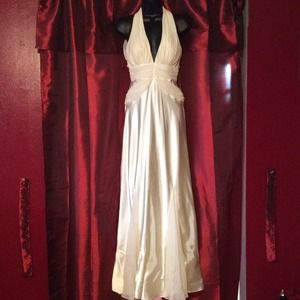 🎉🎊Cream colored Evening Gown