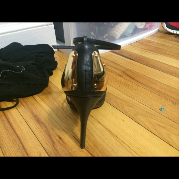 Heels - Picture 2 of 3