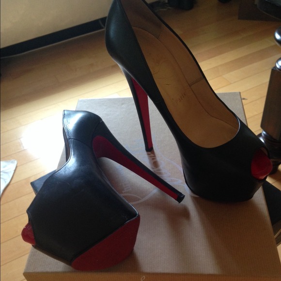 100% authentic Christian Louboutin size 6.5 ❌SOLD❌ - Picture 2 of 4