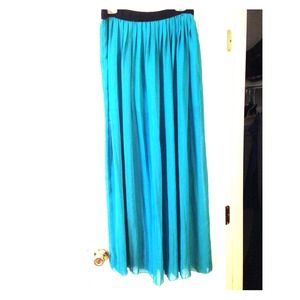 SOLD IN BUNDLE ❌ Flowy maxi skirt