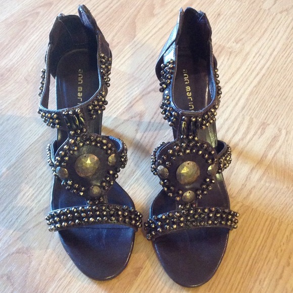 Barely worn Ann Marino high heel scandals.