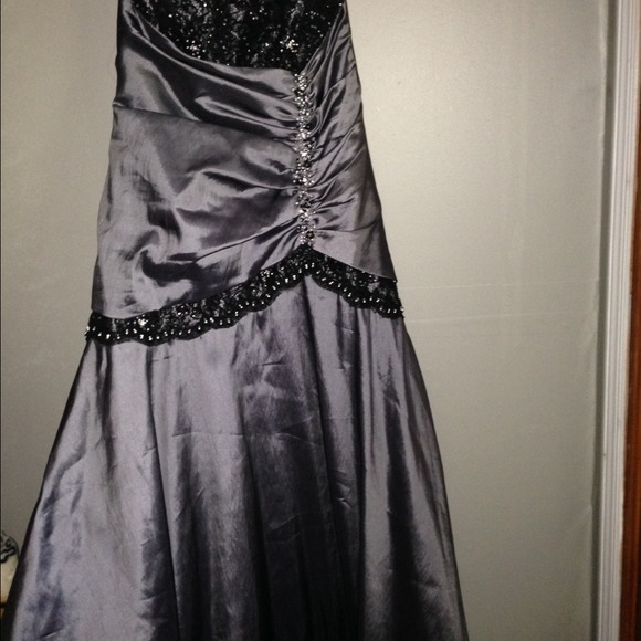 Prom dress with corset like tie up back