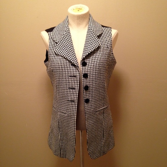 ♦️Black & White Vest - Picture 1 of 4