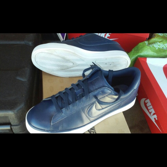 Navy Blue Nike shoes - Picture 2 of 2