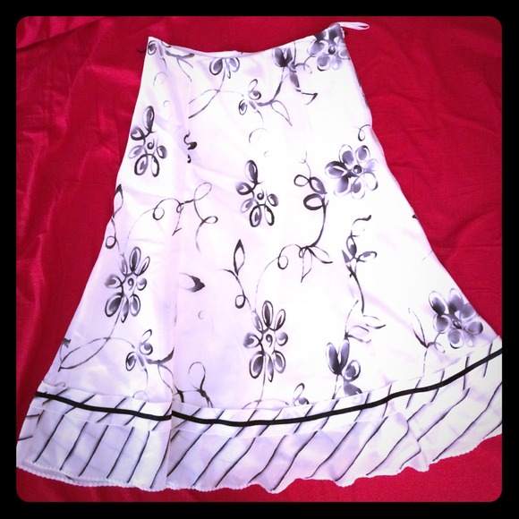 White House Black Market skirt silk black white
