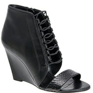 Aldo Tumlin laced up wedges.