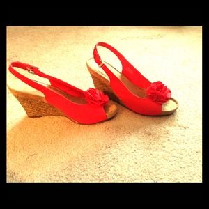 Super flirty flower top sling back wedge!!