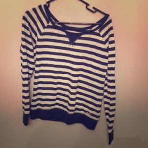 It's a cute Hollister shirt! Very soft and comfy!