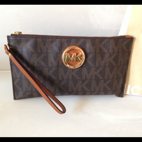 Authentic Michael Kors Fulton wristlet!