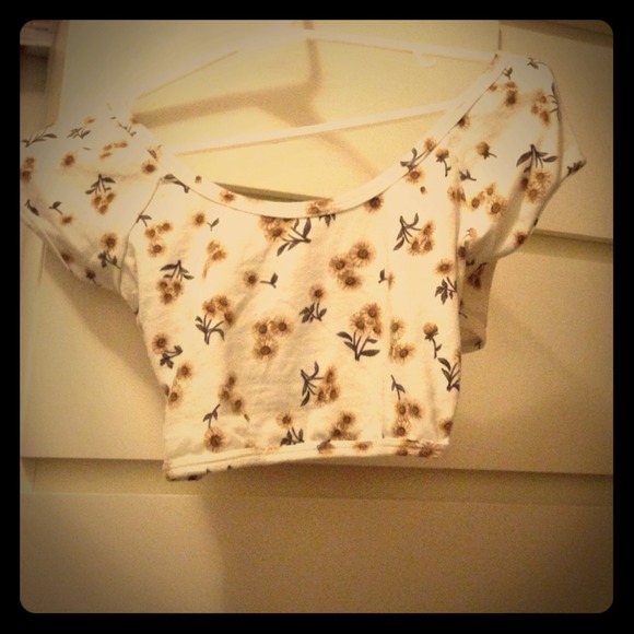 TRADED ❌ Brandy Melville Cross Back Crop