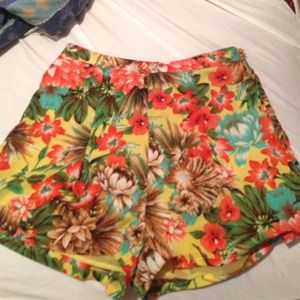 Urban Outfitters High wasted floral shorts Size 4