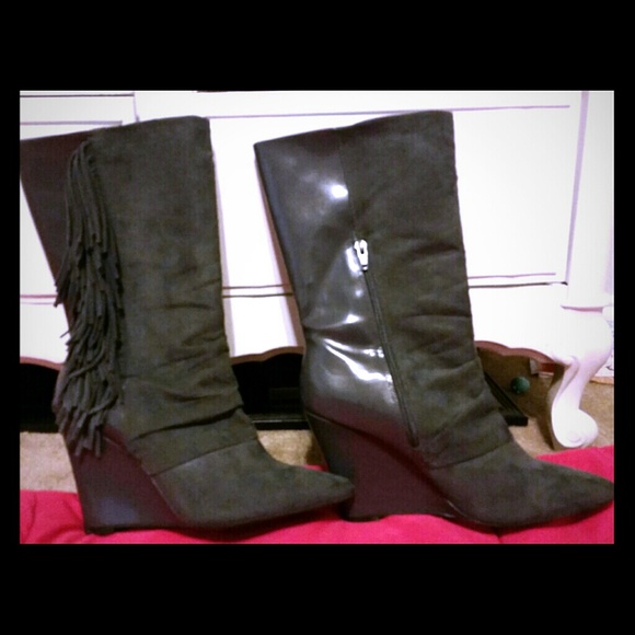 Gray boots with Fringe on outsides
