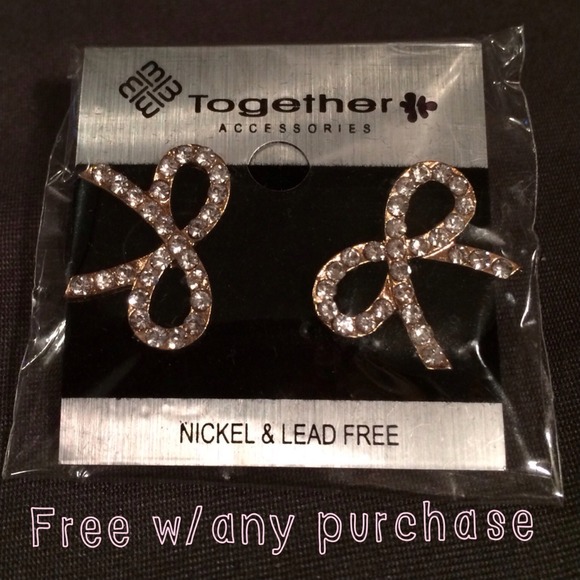 🌸NWT. Cute Rhinestone Bow Earrings- FREE🌸