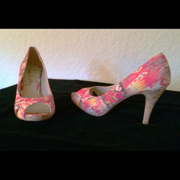 Pretty shoes NWOT