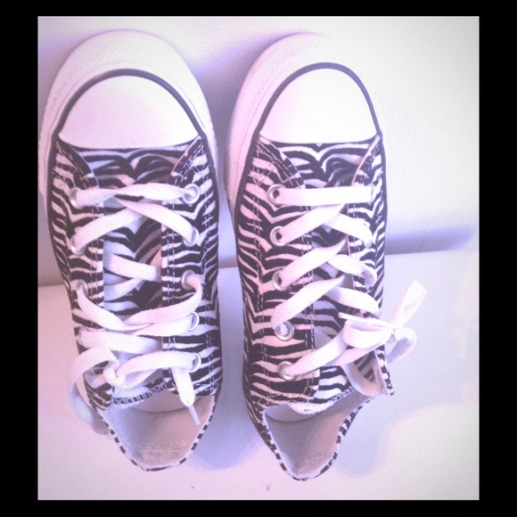 Converse tennis shoes