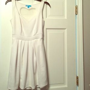 Cute white dress perfect for any occasion!