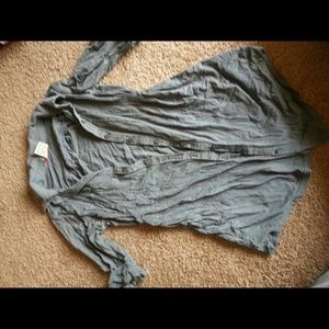 Gray quarter sleeve shirt