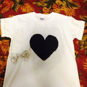 ❗️Cute T-shirt❗️Comes with a bow.