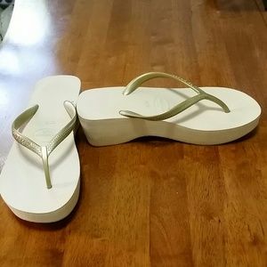 Metallic gold Havaianas High platform flip flops