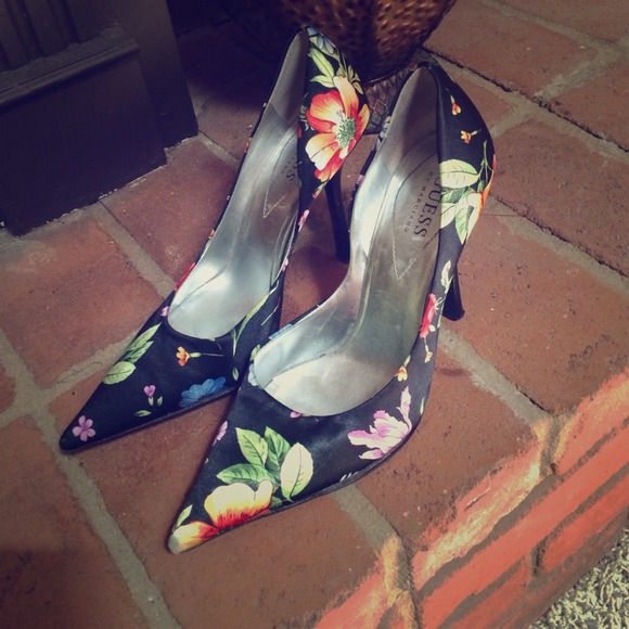 GUESS floral print pumps