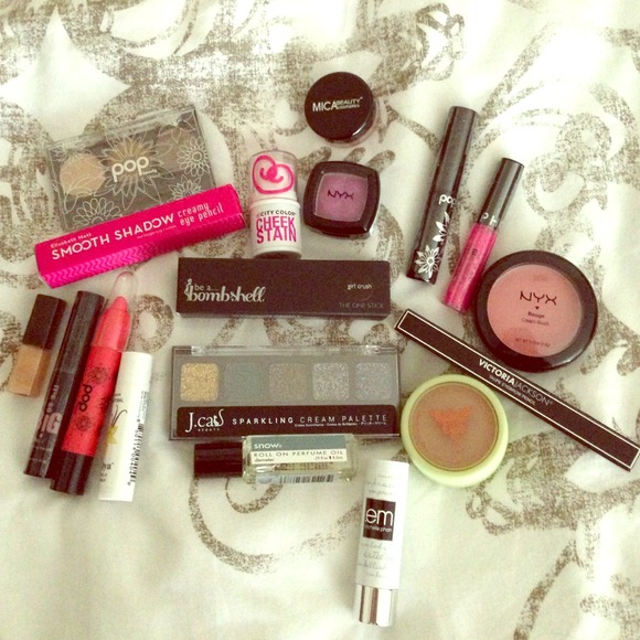 Assorted makeup bundle.