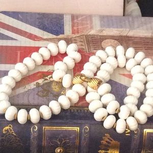 Beautiful White Vintage MONET necklace, signed.🌹