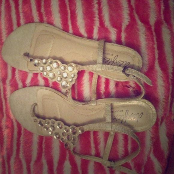 Cute tan glitter sandals!!
