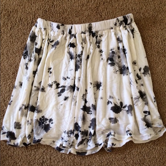 🌸Brandy Melville white floral skirt