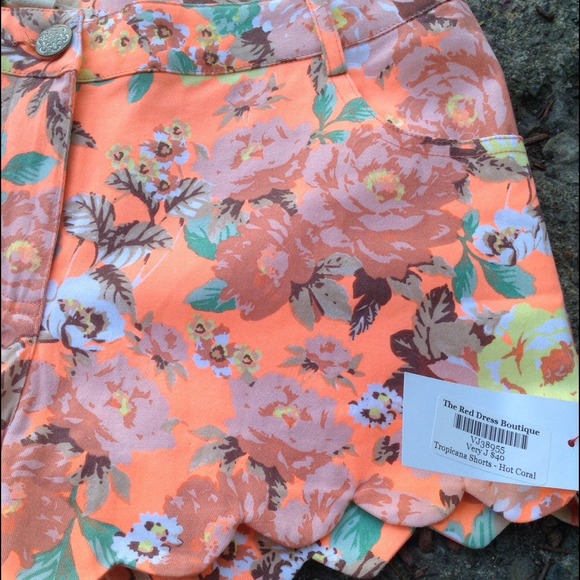 **SOLD**Floral Scalloped Shorts - Picture 2 of 4