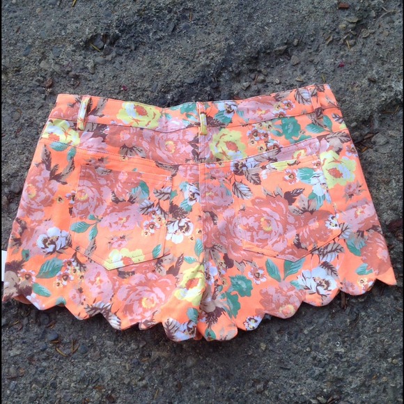**SOLD**Floral Scalloped Shorts - Picture 3 of 4