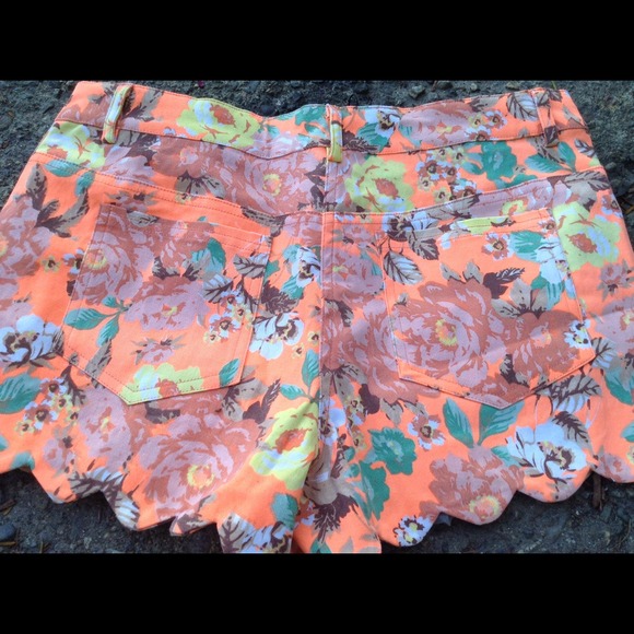 **SOLD**Floral Scalloped Shorts - Picture 4 of 4