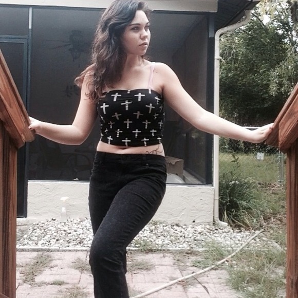 Cross crop top black