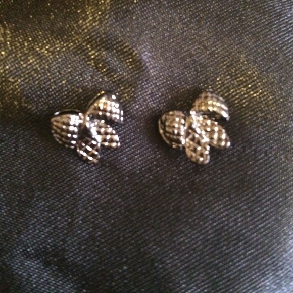 Bow stud earrings! 🎀