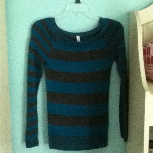 Blue and grey Lon sleeved shirt
