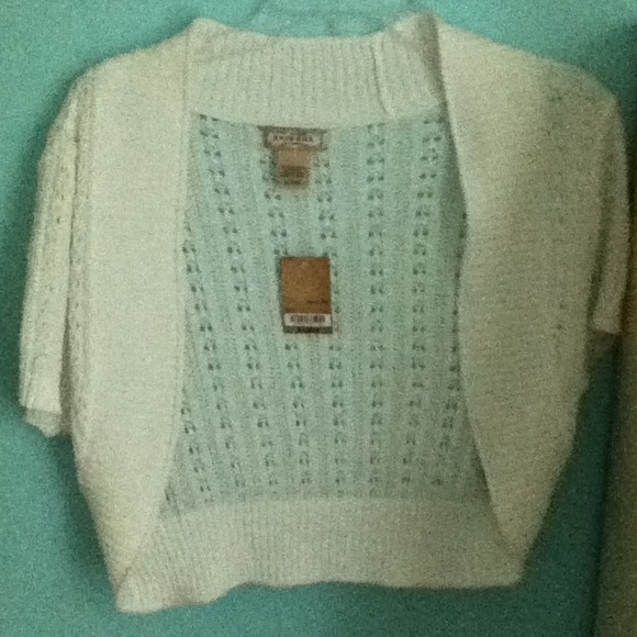 White laced/ yarn sweater