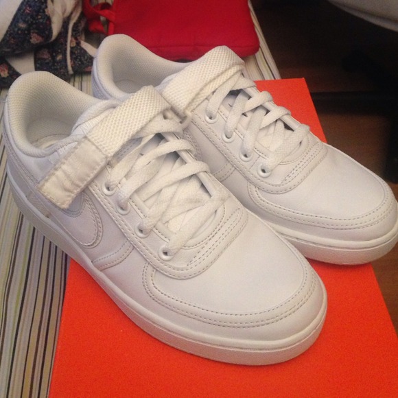 le scarpe nike è basso poshmark femminili le scarpe nike è basso poshmark femminili