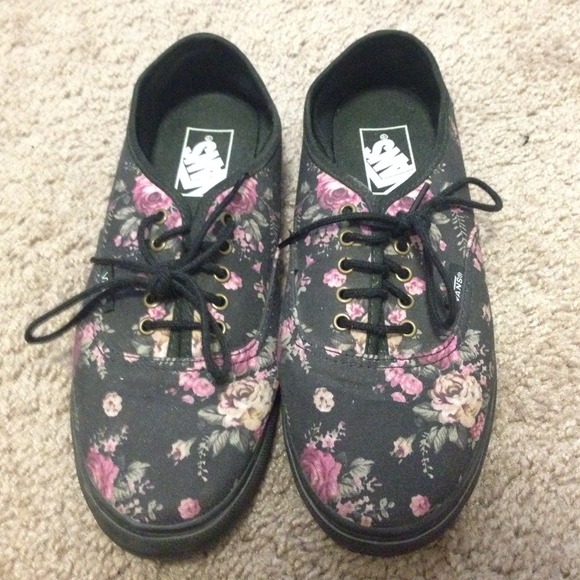 Black floral vans 💙
