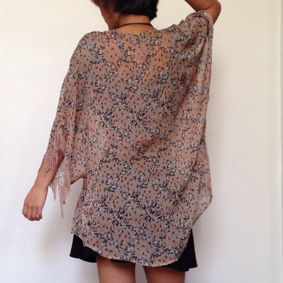 ✨SOLD❗️✨ Floral Kimono with Fringe - Picture 2 of 3