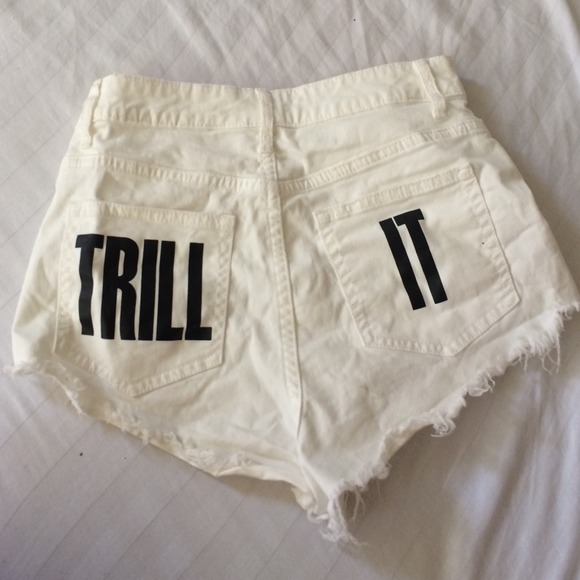 🍒SOLD🍒H&M "Trill It" Whitw High Waisted Shorts