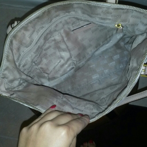 ❌SOLD ON OFFER UP❌Authentic Micheal Kors Purse, - Picture 4 of 4